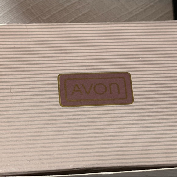 New Avon Puffy Hearts Band Hoop Pierced Earrings Gold Tone Vintage 1991. Box! - Picture 2 of 4